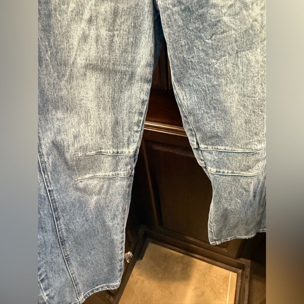Light Wash Wide Leg Women’s Jeans - Picture 7 of 11